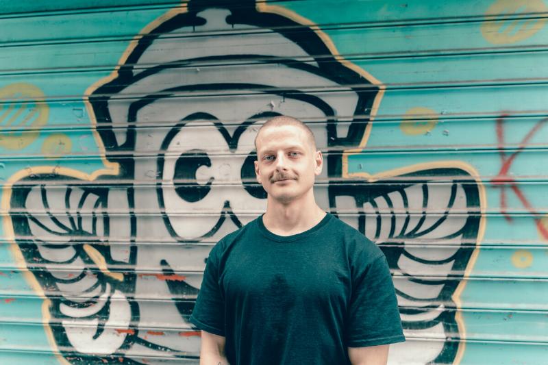 Une personne émue par la chanson française d’amour universelle